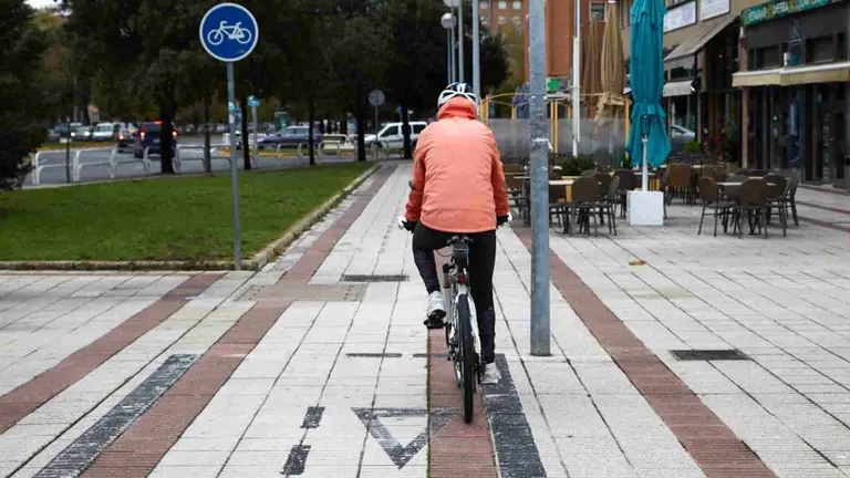 Un ciclista circula por un carril bici en Pamplona. I&Ntilde;IGO ALZUGARAY