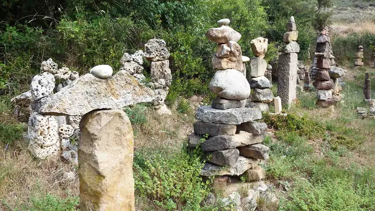 Jardín de piedras y maderas en Murieta. Navarra.com