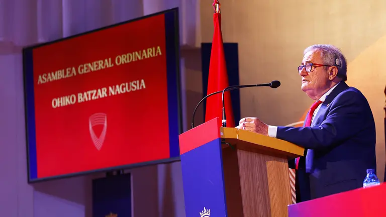 El presidente de Osasuna, Luis Sabalza, ante los miembros de la Asamblea General del club navarro. CA Osasuna.