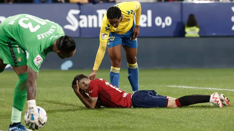 Las Palmas' defender Saul Coco (up) and Osasuna's striker Ante Budimir (down) react during the Spanish LaLiga soccer match between CA Osasuna and UD Las Palmas, in Pamplona, northern Spain, 11 November 2023. EFE/ Jesus Diges
