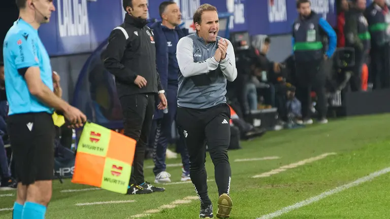 Jagoba Arrasate (entrenador CA Osasuna) durante el partido de La Liga EA Sports entre CA Osasuna y UD Las Palmas disputado en el estadio de El Sadar en Pamplona. I&Ntilde;IGO ALZUGARAY