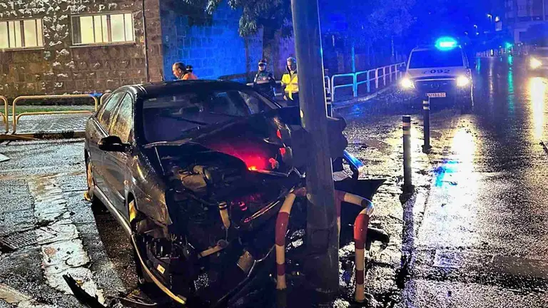 El veh&iacute;culo se estamp&oacute; contra el sem&aacute;foro en el cruce de la Avenida de Zaragoza con la Avenida de Galicia. POLIC&Iacute;A MUNICIPAL DE PAMPLONA