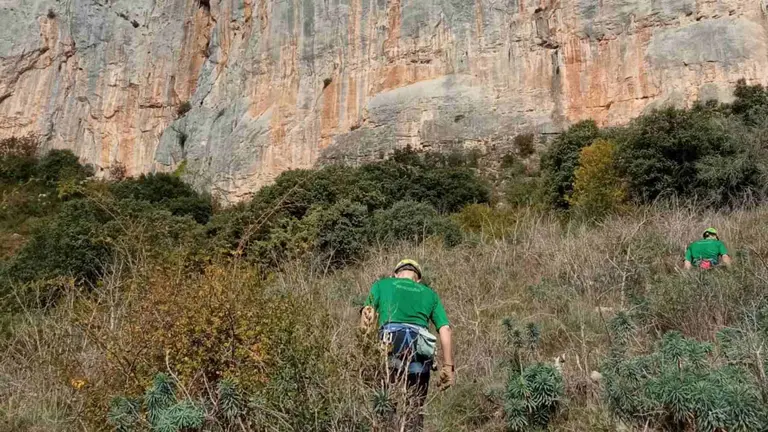 Dos agentes del grupo de rescate en monta&ntilde;a de la Guardia Civil llegando al punto del accidente. GUARDIA CIVIL