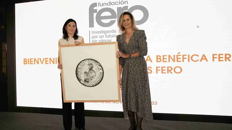 La doctora Marta Alonso recibe la segunda Beca doctor Baselga de manos de Silvia Garriga, presidenta de la Fundaci&oacute;n Fero. CL&Iacute;NICA UNIVERSIDAD DE NAVARRA