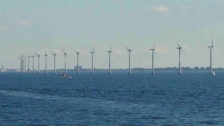 Molinos de viento en el mar. WIKIPEDIA