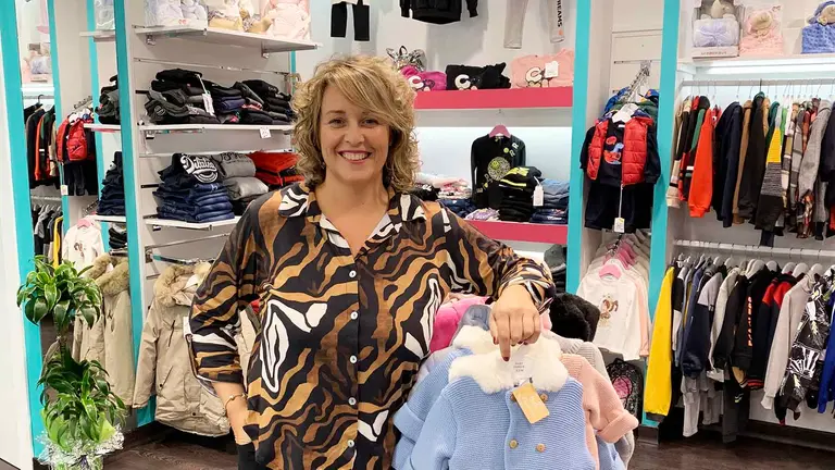 Sara Ruiz Jim&eacute;nez en su tienda Sara Kids en la calle Calderer&iacute;a 2 de Estella. Navarra.com