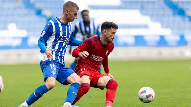 Kike Barja en acci&oacute;n ante el Alav&eacute;s en el estadio de Mendizorroza. CA Osasuna.
