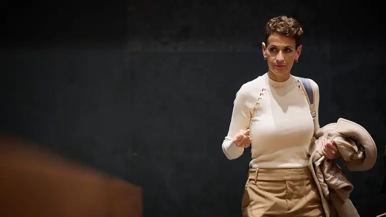 La presidenta de Navarra, Mar&iacute;a Chivite en su llegada al pleno del Parlamento. PABLO LASAOSA