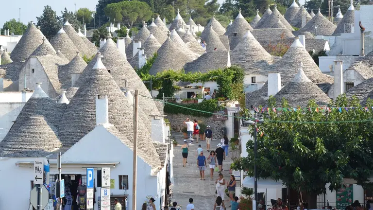 Alberobello es uno de los pueblos m&aacute;s bonitos de La Puglia. ARCHIVO