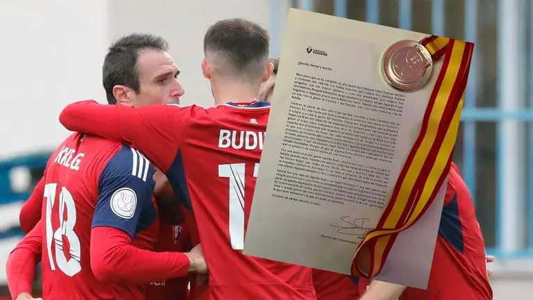 Los jugadores de Osasuna en el partido jugado ante el Fuentes y la carta y la medalla conseguida en la final de la Copa del Rey.