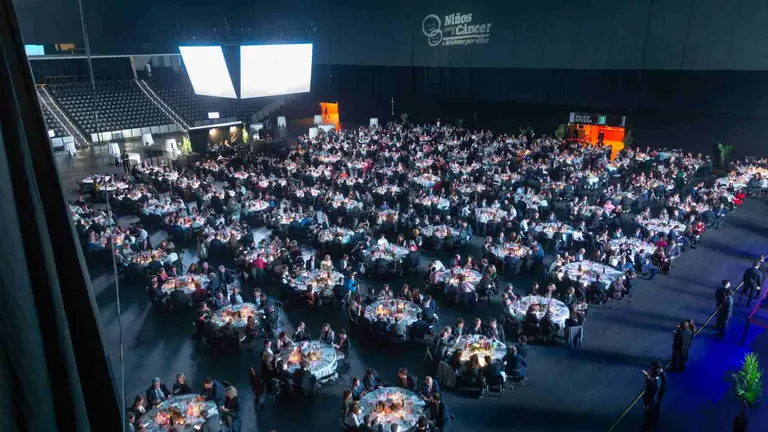 Vista panor&aacute;mica de las mesas sobre la pista del Navarra Arena en la IX Gala Ben&eacute;fica contra el C&aacute;ncer Infantil de la Cl&iacute;nica Universidad de Navarra. CL&Iacute;NICA UNIVERSIDAD DE NAVARRA