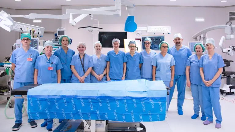 Equipo m&eacute;dico y de enfermer&iacute;a que particip&oacute; en las dos intervenciones. De izquierda a derecha, Eduardo Larra&ntilde;eta, Concha Asiain, Mar&iacute;a Bandr&eacute;s, Miren Irisarri, Esther Hijosa, Gurutzi Azcona, Idoya Zazpe, Saioa &Aacute;lvarez de Eulate, Onditz Arechaga, Alejandro D&aacute;vila, Coro Zubimendi y Miren Aranguren. CEDIDA