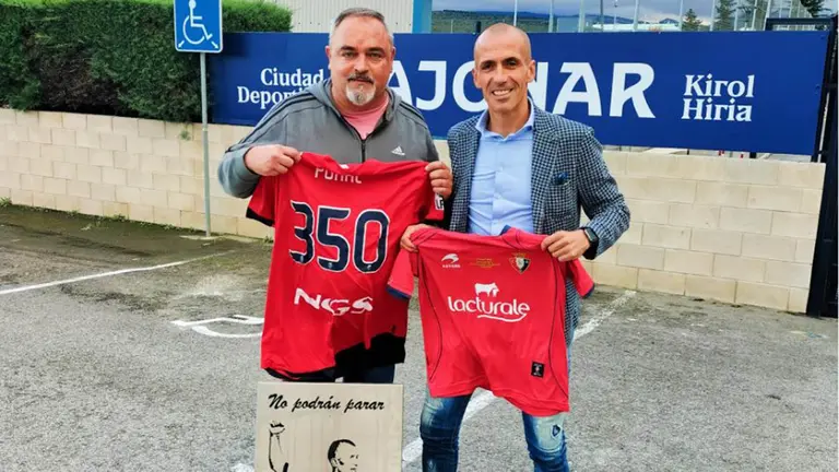 Jos&eacute; &Aacute;ngel By Patxi Pu&ntilde;al, que ha regalado su camiseta de los 350 partidos al acto solidario de Ablitas. Cedida.