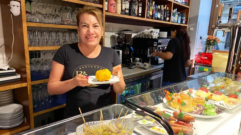 Raquel sujeta el pincho 'Maribel' en el restaurante Pa Com&eacute; en Pamplona. Navarra.com