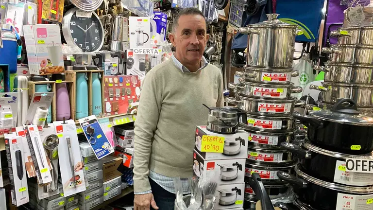 Enrique Sanz en la Ferreter&iacute;a Sanz en la calle Mayor de Pamplona. Navarra.com