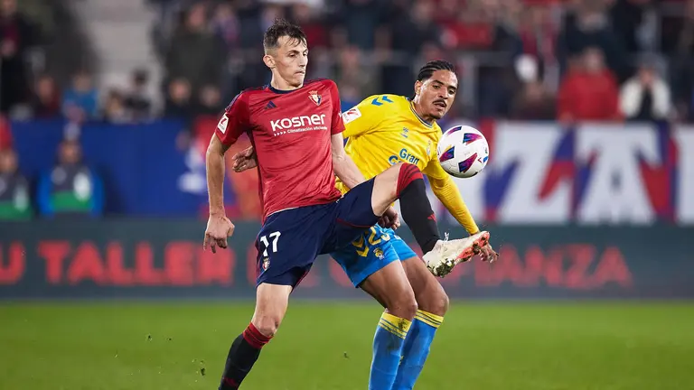 El jugador de Osasuna Ante Budimir en pugna con el defensa de Las Palmas Coco.
Ricardo Larreina / AFP7 / Europa Press.