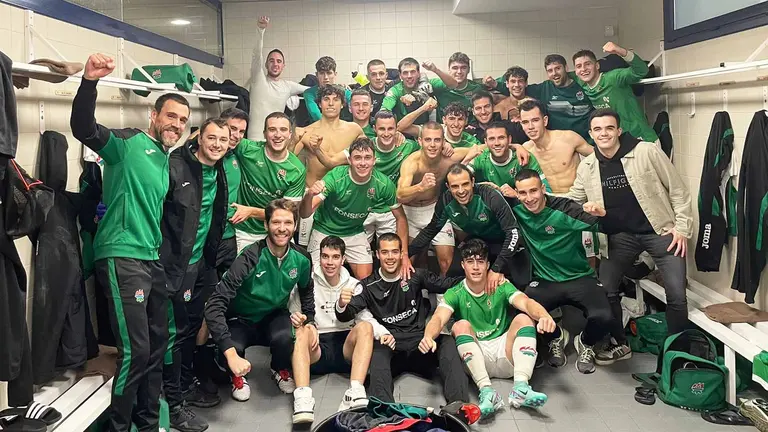 Los jugadores del San Juan celebran su victoria sobre el Valle de Eg&uuml;&eacute;s. @FutSJDonibane.