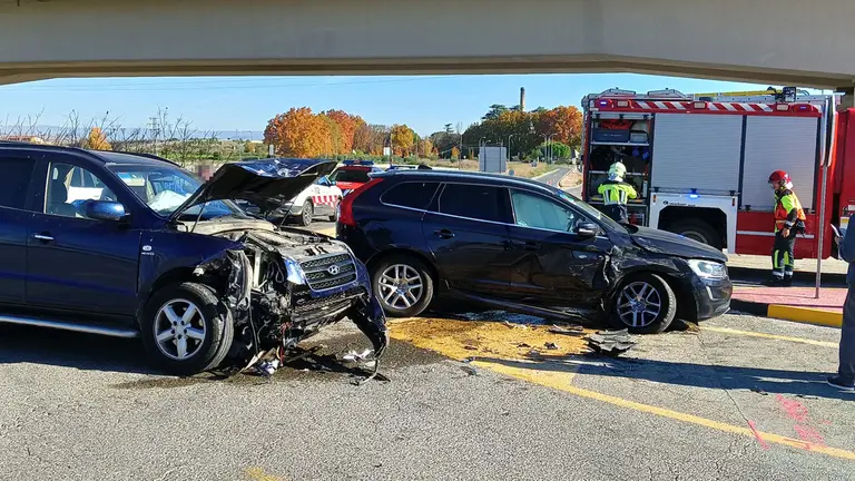 Imagen de c&oacute;mo han quedado los dos coches accidentados en Marcilla. BOMBEROS DE NAVARRA