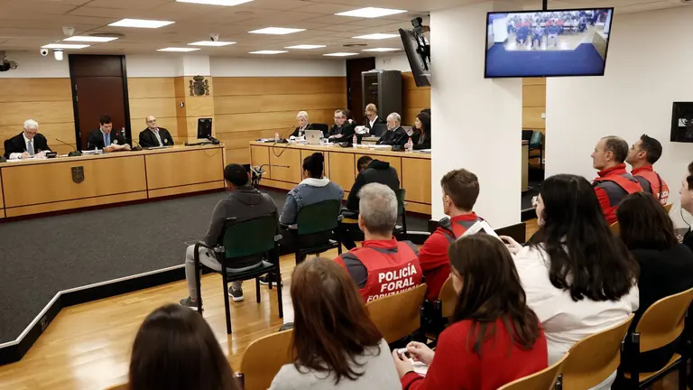 Cuatro hombres y cinco mujeres juzgar&aacute;n el crimen perpetrado en Villava el 14 de enero de este a&ntilde;o, en el que un vecino de Pamplona fue asesinado a cuchilladas en un veh&iacute;culo estacionado frente al hotel de la localidad. El juicio ha comenzado este lunes en la Audiencia de Navarra con la elecci&oacute;n de los nueve miembros del jurado popular y de los dos suplentes. La fiscal&iacute;a solicita una pena de 20 a&ntilde;os de prisi&oacute;n por un delito de asesinato con alevos&iacute;a para el autor material del crimen y para un c&oacute;mplice, as&iacute; como un a&ntilde;o y nueve meses para la pareja del primero por encubrimiento. La acusaci&oacute;n eleva de encubrimiento a cooperaci&oacute;n necesaria el papel de la tercera acusada y solicita 20 a&ntilde;os para los tres. EFE / JES&Uacute;S DIGES / ARCHIVO