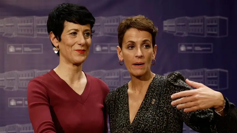 La nueva ministra de Seguridad Social, Elma Saiz, recibe felicitaci&oacute;n de la presidenta de Navarra, Mar&iacute;a Chivite (d). EFE/Sergio P&eacute;rez