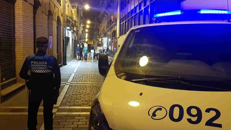Un agente de servicio en una calle de Pamplona. POLIC&Iacute;A MUNICIPAL DE PAMPLONA