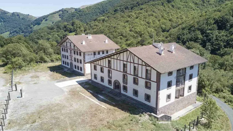 Los dos edificios que forman el complejo residencial en Navarra y que sale a la venta. ESCRAPALIA