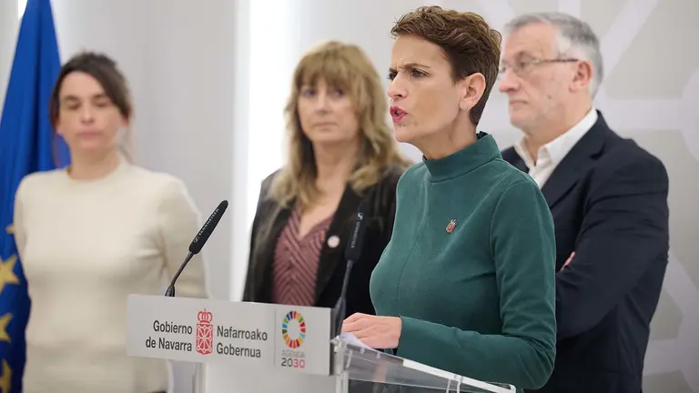 La presidenta de la Comunidad foral, Mar&iacute;a Chivite, (d) ha defendido la gesti&oacute;n en sus tres primeros meses de gesti&oacute;n de la legislatura, al frente de un  Ejecutivo que &ldquo;respeta escrupulosamente la pluralidad de Navarra&rdquo;, lo que &ldquo;nos obliga a dar m&aacute;s valor que nunca al di&aacute;logo&rdquo; con el objetivo prioritario de &ldquo;generar confianza&rdquo;. En la imagen la acompa&ntilde;an, las tres vicepresidencias Bego&ntilde;a Alfaro, Ana Ollo, y F&eacute;lix Taberna(i a d). EFE/I&ntilde;aki Porto