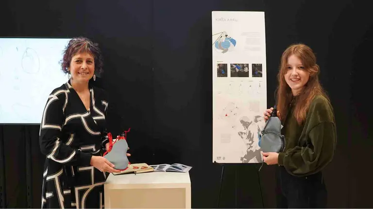 Ana Andueza junto a la consejera  Rebeca Esnaola, durante el acto de entrega del premio en la Escuela de Arquitectura. UNIVERSIDAD DE NAVARRA