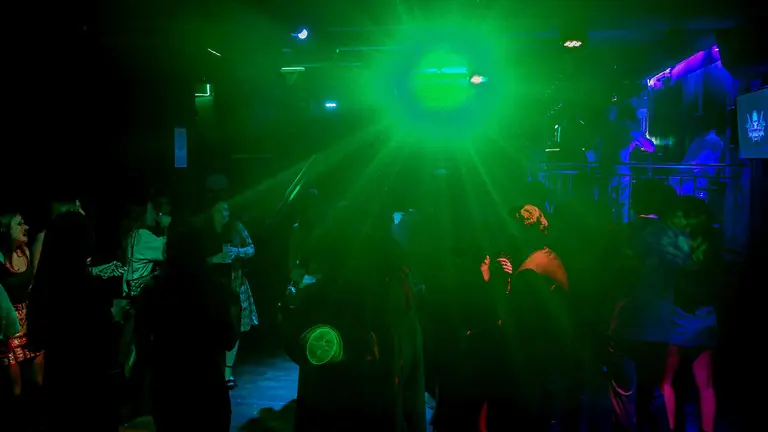 Imagen de archivo de un grupo de j&oacute;venes bailando en una discoteca. RICARDO RUBIO / EUROPA PRESS