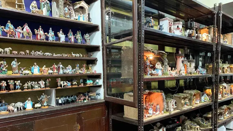 Belenes y figuras a la venta en las estanter&iacute;as de la droguer&iacute;a Ardanaz en Pamplona. Navarra.com