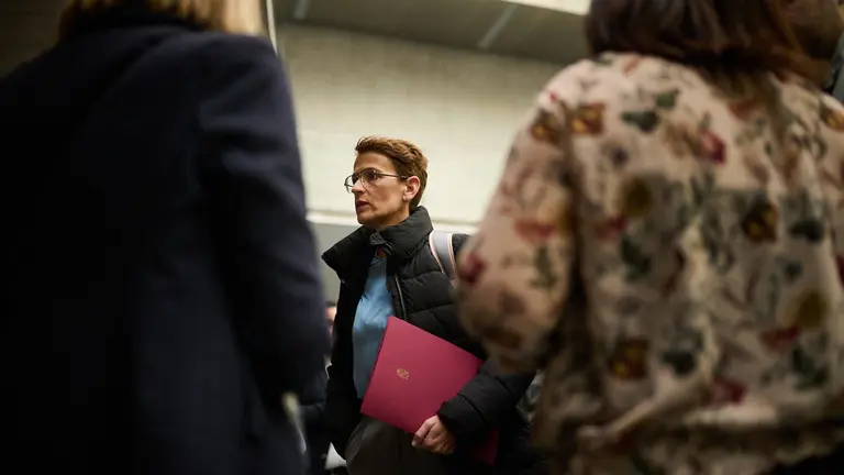 La presidenta del navarra, Mar&iacute;a Chivite, minutos antes de comenzar en pleno del Parlamento. PABLO LASAOSA