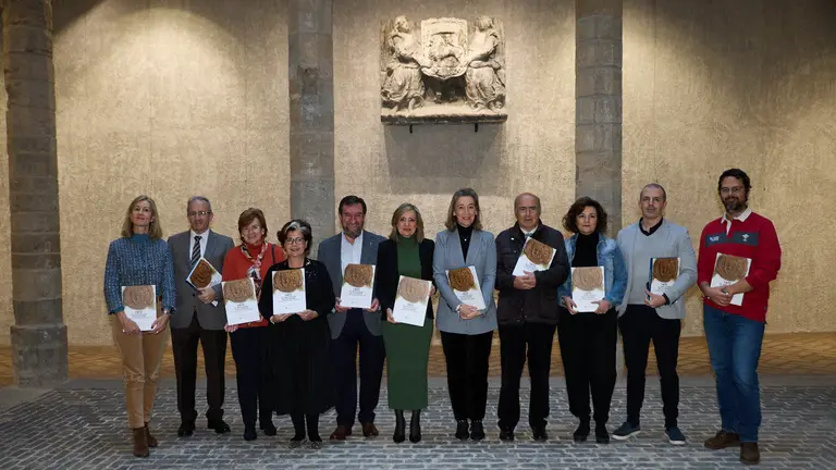 La alcaldesa de Pamplona, Cristina Ibarrola, presenta el libro conmemorativo '1423. El Privilegio de la Uni&oacute;n: un a&ntilde;o, una ciudad, un reino', un texto encargado a una variedad de autores en el marco del sexto centenario del otorgamiento de la carta fundacional de la ciudad.I&Ntilde;IGO ALZUGARAY