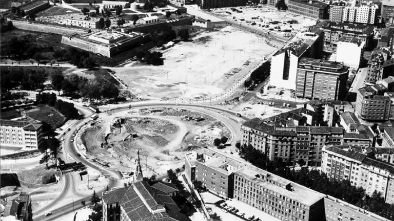 Imagen de la construcci&oacute;n de la plaza de los Fueros en Pamplona en 1974. ARCHIVO MUNICIPAL DE PAMPLONA