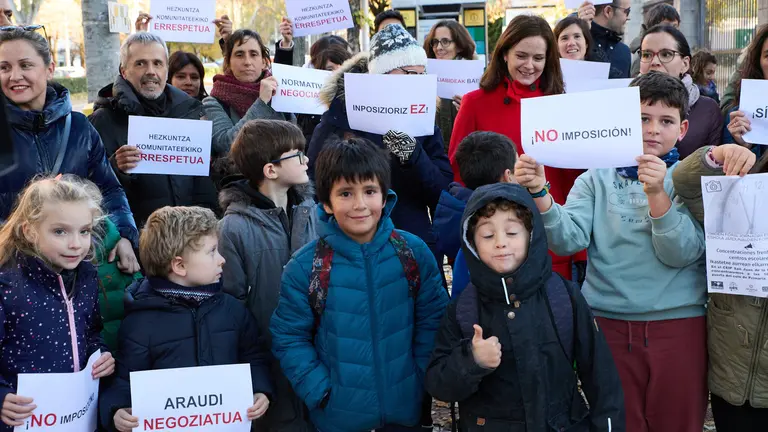 Concentraci&oacute;n contra la "imposici&oacute;n" de jornada partida por parte del Departamento de Educaci&oacute;n en los centros de la red p&uacute;blica. I&Ntilde;IGO ALZUGARAY