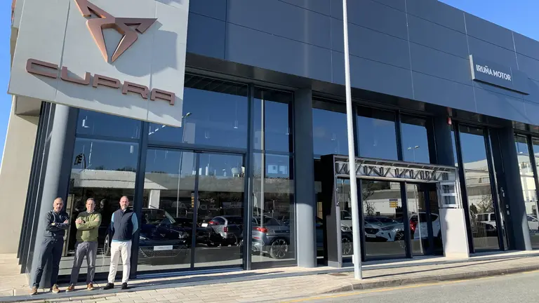 Antonio Iraizoz, Jefe de Ventas de CUPRA Garage Iru&ntilde;a Motor, 
Ra&uacute;l de Santiago y Miguel Olcoz CUPRA Masters. CEDIDA