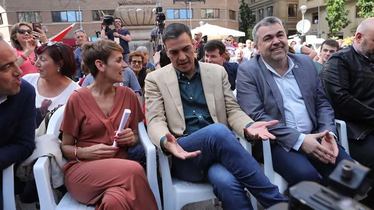 Mar&iacute;a Chivite, Pedro S&aacute;nchez y Carlos Cerd&aacute;n, durante un acto electoral en Pamplona EUROPA PRESS