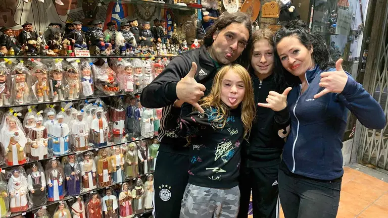 Rub&eacute;n Platero, Patricia Marqu&eacute;s y sus dos hijos en la nueva tienda de souvenirs en Pamplona. Navarra.com