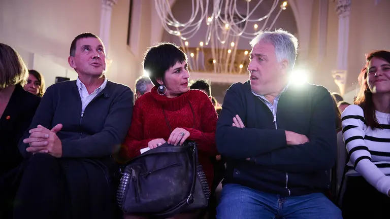 Acto de EH Bildu para presentar las bases y principios de los que parte para encarar el debate de la LORAFNA con la intervenci&oacute;n del coordinador general de EH Bildu, Arnaldo Otegi; la portavoz en el Parlamento de Navarra, Laura Aznal; y el concejal en el Ayuntamiento de Pamplona, Joseba Asiron.