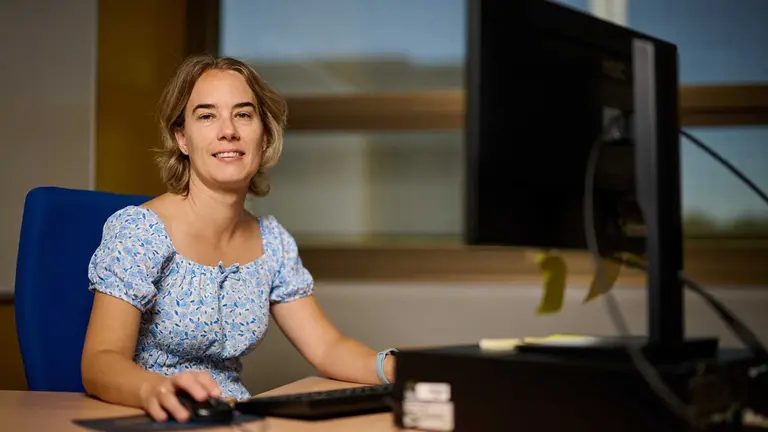 La pamplonesa Laura de Miguel Turullols, en su espacio de trabajo. UPNA