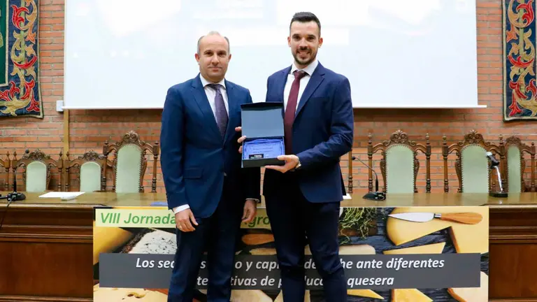 Adri&aacute;n Bozal recoge el premio de manos del director de la C&aacute;tedra Agrobank, Antonio J. Ramos. UPNA