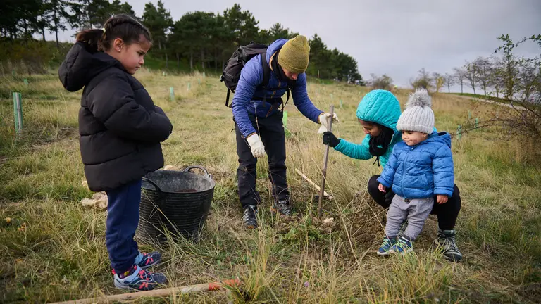 75 personas plantan 150 &aacute;rboles en el Bosque de absorci&oacute;n de di&oacute;xido de carbono del Pol&iacute;gono de Agustinos, promovido por el Ayuntamiento de Pamplona. PABLO LASAOSA