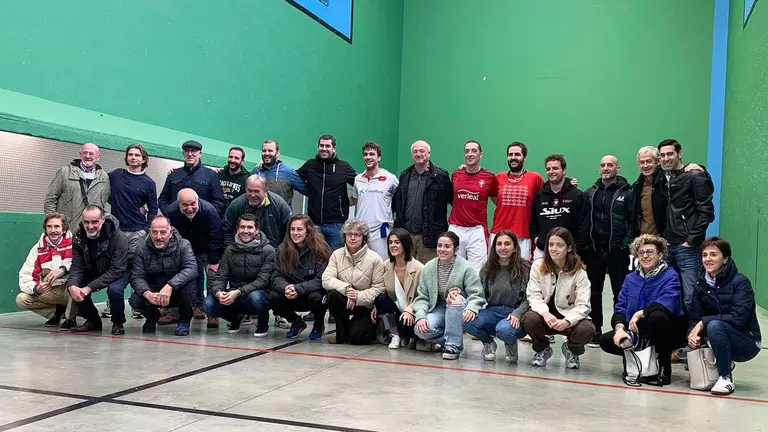 Foto de grupo en el III Memorial Pablo Azcona celebrado en el trinquete de Oberena. Navarra.com