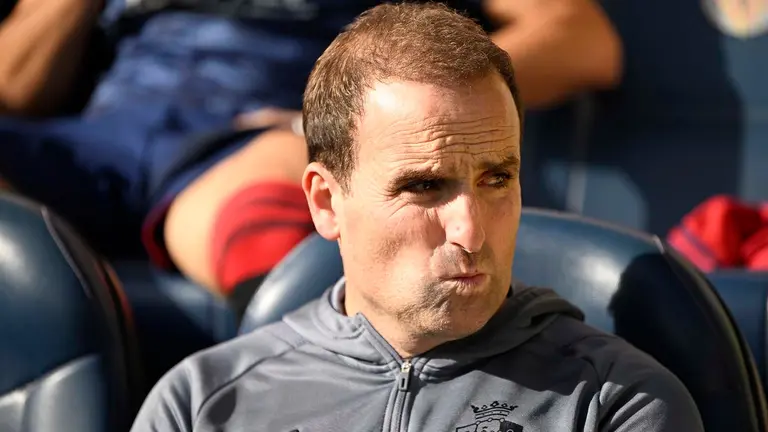 VILLARREAL, 26/11/2023.- Jagoba Arrasate, t&eacute;cnico de Osasuna durante el partido de Liga que disputan Villarreal y Osasuna este domingo en el estadio de La Cer&aacute;mica. EFE/Andreu Esteban