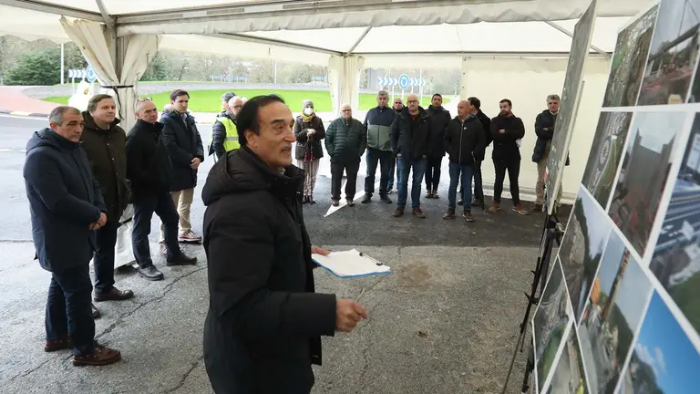 Los asistentes atienden a las explicaciones sobre la N-121-A del director del Servicio de Nuevas Infraestructuras, Jes&uacute;s Polo