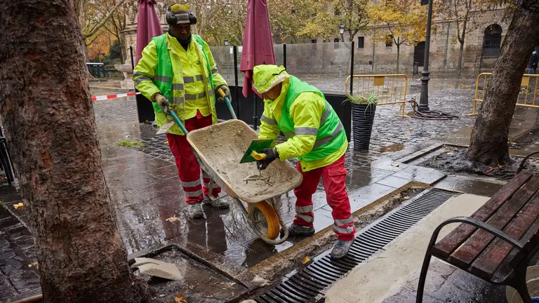 Dos operarios de la Brigada Pamplona trabajando en arreglos de la ciudad. AYUNTAMIENTO DE PAMPLONA
