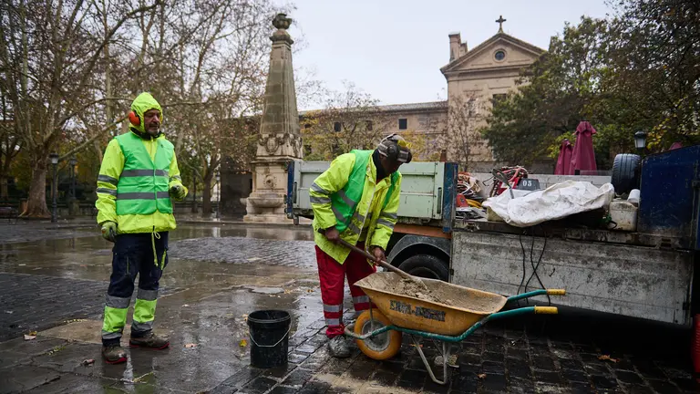 La alcaldesa, Cristina Ibarrola, y el director de Conservaci&oacute;n Urbana, &Oacute;scar Esqu&iacute;roz, presentan la Brigada Pamplona, un nuevo servicio municipal que dar&aacute; respuesta a los avisos de la ciudadan&iacute;a sobre la conservaci&oacute;n y mantenimiento de la ciudad. PABLO LASAOSA