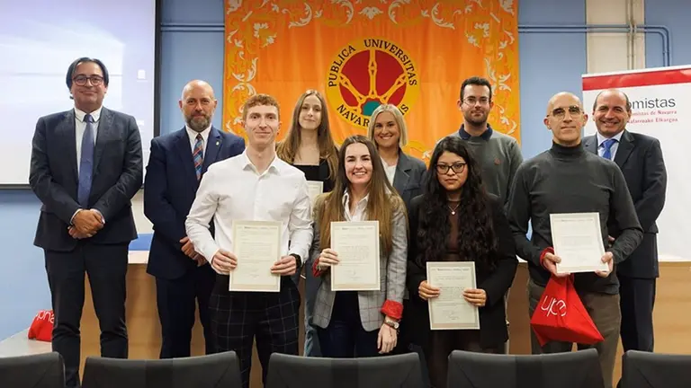 &ntilde;igo Ruiz, Leire Bergera, Gabriela Stephany Cortez y representante de Amaia Martinicorena. &Aacute;ngel Chocarro (Colegio de Economistas), Jos&eacute; Luis Arasti (Gobierno de Navarra), Laura Muro, Beatriz Irisarri, Miguel &Aacute;ngel Blanco (finalistas) y Eduardo S&aacute;nchez.  UPNA