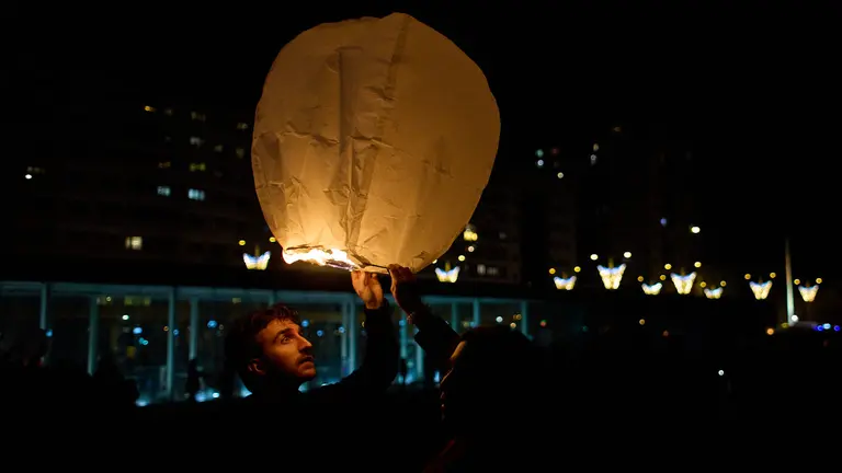 Lanzamiento de 4.000 farolillos desde la explanada de la Vuelta del Castillo con motivo de la festividad de San Saturnino y la celebraci&oacute;n del D&iacute;a de Pamplona. I&Ntilde;IGO ALZUGARAY