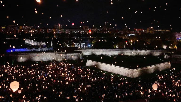 Celebraci&oacute;n del patr&oacute;n de la ciudad, San Saturnino, con el encendido de 4000 farolillos de luz distribuidos gratuitamente por el ayuntamiento de la capital navarra. El recinto amurallado de La Ciudadela se ve rodeado de los farolillos de papel encendidos. EFE I&ntilde;aki Porto