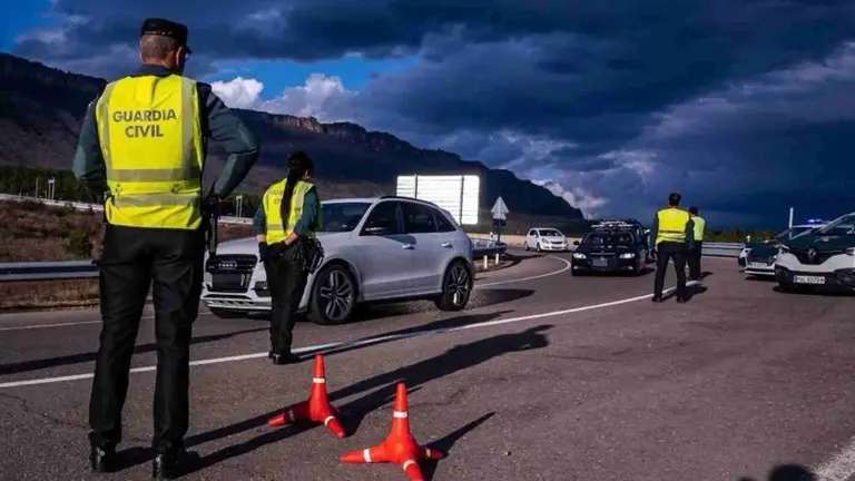 Foto de archivo de un operativo de la Guardia Civil para proceder a una detenci&oacute;n. GUARDIA CIVIL DE NAVARRA